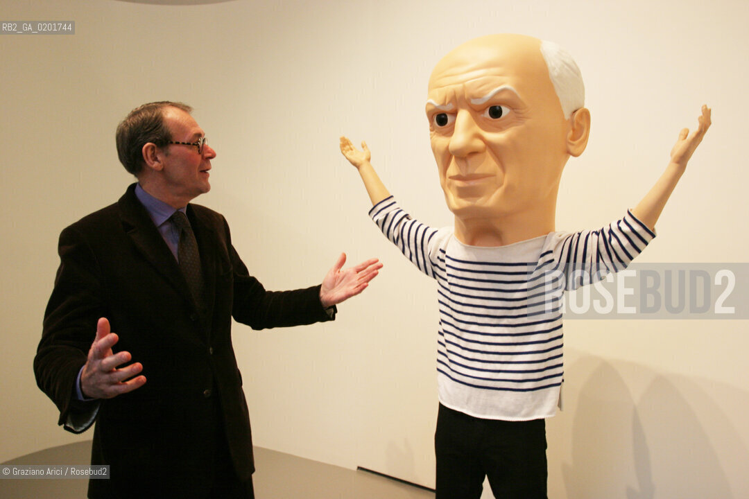 VENEZIA 9 NOVEMBRE 2006 - EXPOSITION IN PALAZZO GRASSI : PICASSO: LA JOIE DE VIVRE 1945/1948 - THE DIRECTOR OF PALAZZO GRASSI JEAN-JACQUES AILLAGON IN FRONT OF THE WORK BY MAURIZIO CATTELAN : UNTITLED  ©Graziano Arici/Rosebud2