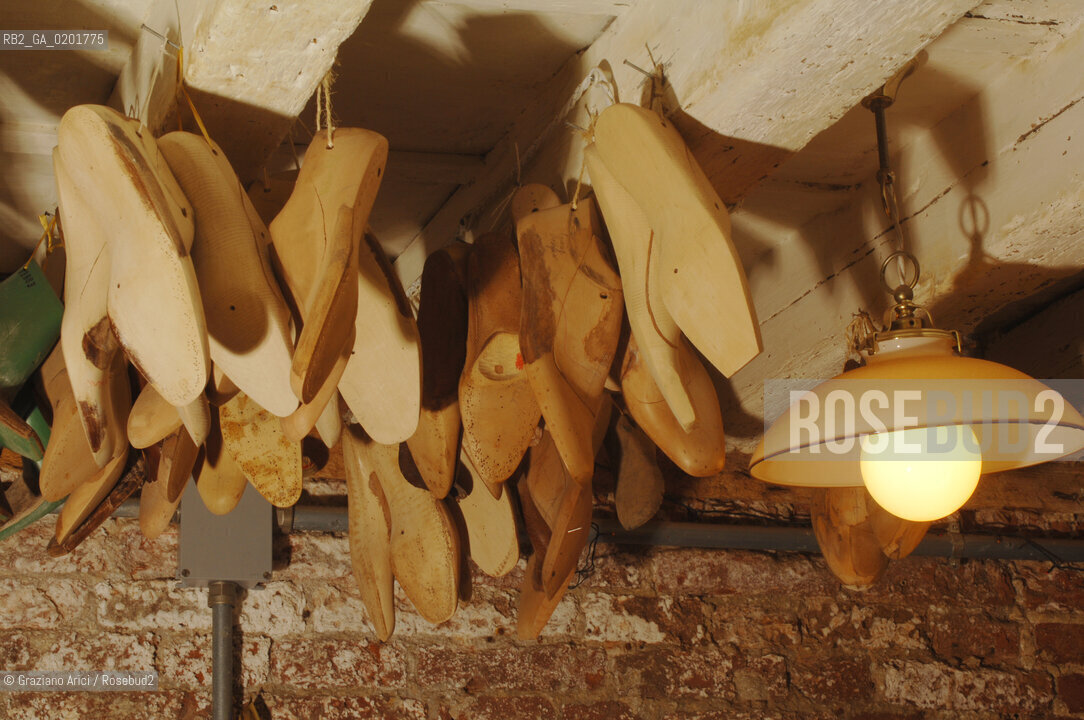 VENEZIA 6/2/07 LABORATORIO DI CALZATURIFICIO ARTIGIANALE DI GABRIELE GMEINER ©Graziano Arici/Rosebud2 SCARPA CALZOLAIO