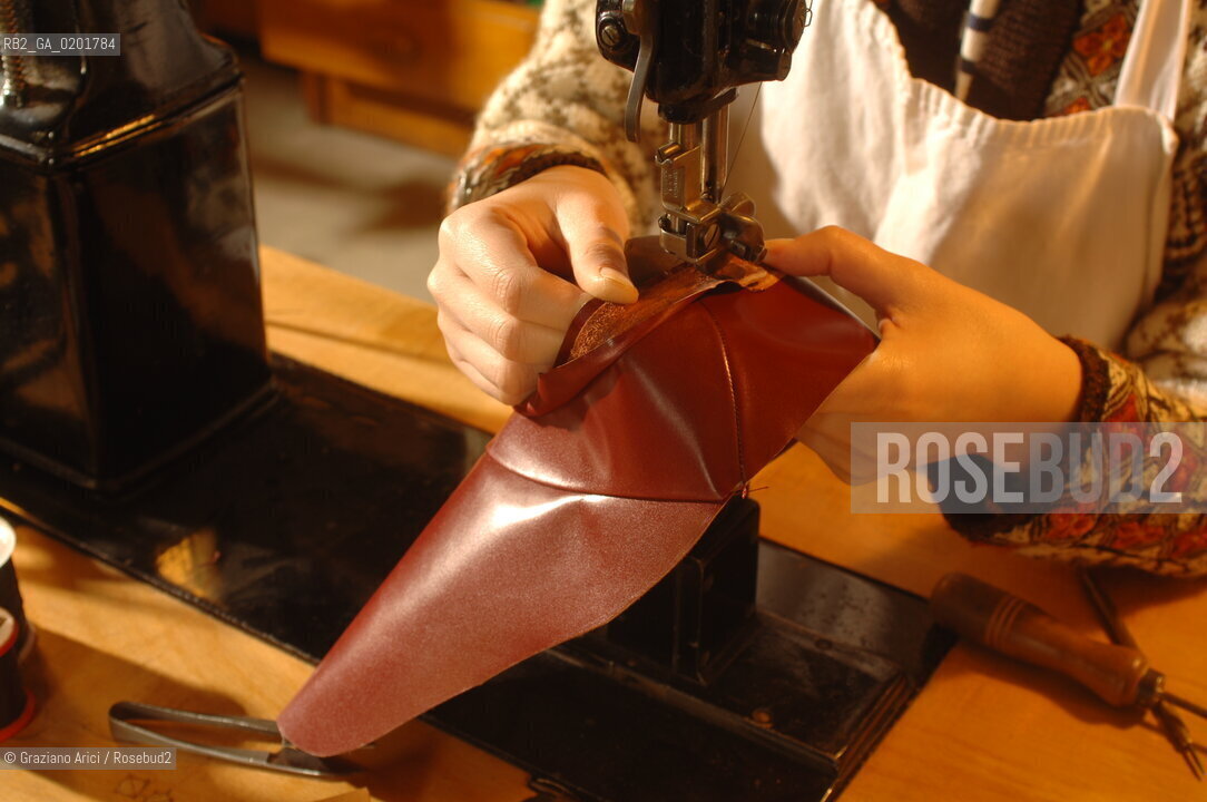 VENEZIA 6/2/07 LABORATORIO DI CALZATURIFICIO ARTIGIANALE DI GABRIELE GMEINER ©Graziano Arici/Rosebud2 SCARPA CALZOLAIO