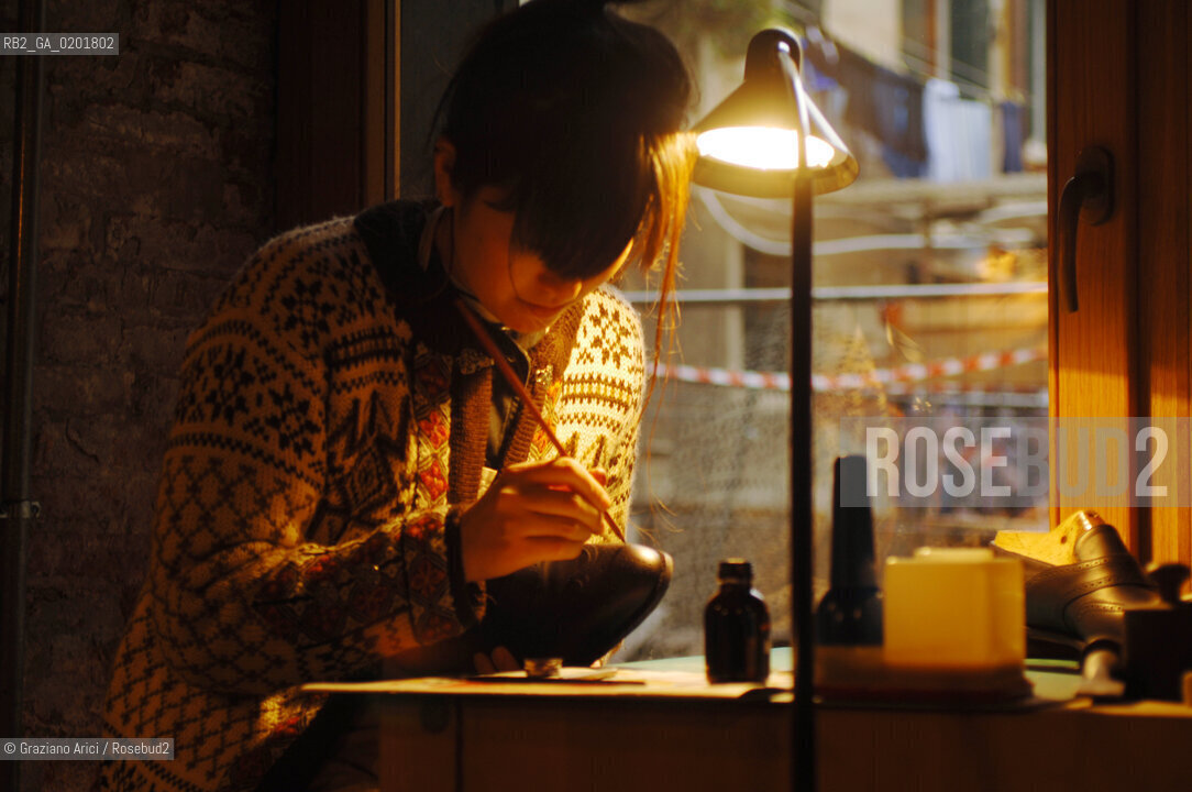 VENEZIA 6/2/07 LABORATORIO DI CALZATURIFICIO ARTIGIANALE DI GABRIELE GMEINER ©Graziano Arici/Rosebud2 SCARPA CALZOLAIO