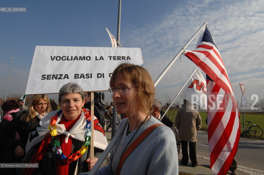 VICENZA 17/2/07 GREAT DEMONSTRATION AGAINST THE NEW US AIR FORCE MILITARY BASE AT DAL MOLIN AIRPORT : THE AMERICAN PEACE ACTIVIST STEPHANIE RAMSEY-WESTBROOK ©Graziano Arici/Rosebud2 MANIFESTAZIONE PACE DIMOSTRAZIONE