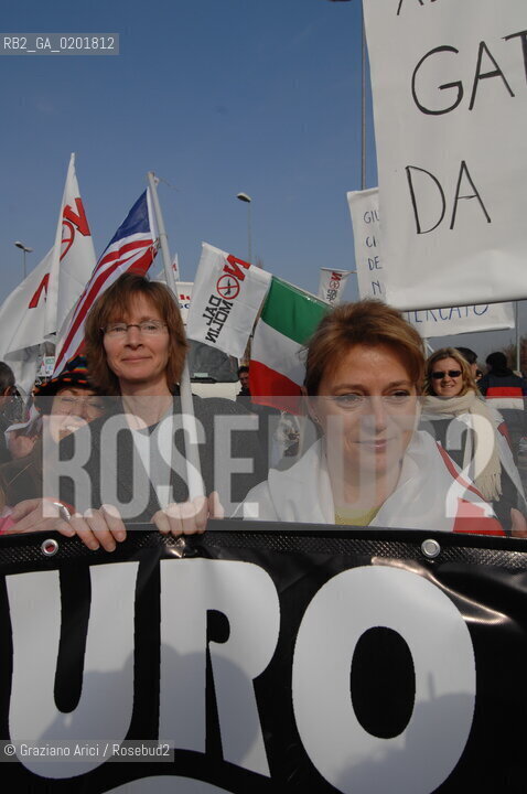 VICENZA 17/2/07 GREAT DEMONSTRATION AGAINST THE NEW US AIR FORCE MILITARY BASE AT DAL MOLIN AIRPORT : THE AMERICAN PEACE ACTIVIST STEPHANIE RAMSEY-WESTBROOK WITH THE NO DAL MOLIN COMMITEE ACTIVIST CINZIA BOTTENE ©Graziano Arici/Rosebud2 MANIFESTAZIONE PACE DIMOSTRAZIONE