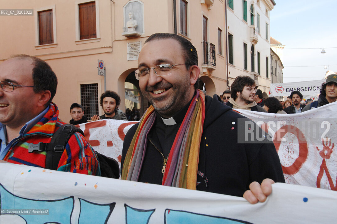 VICENZA 17/2/07 GREAT DEMONSTRATION AGAINST THE NEW US AIR FORCE MILITARY BASE AT DAL MOLIN AIRPORT : THE PRIEST DON VITALIANO DELLA SALA, PEACE ACTIVIST ©Graziano Arici/Rosebud2 MANIFESTAZIONE PACE DIMOSTRAZIONE