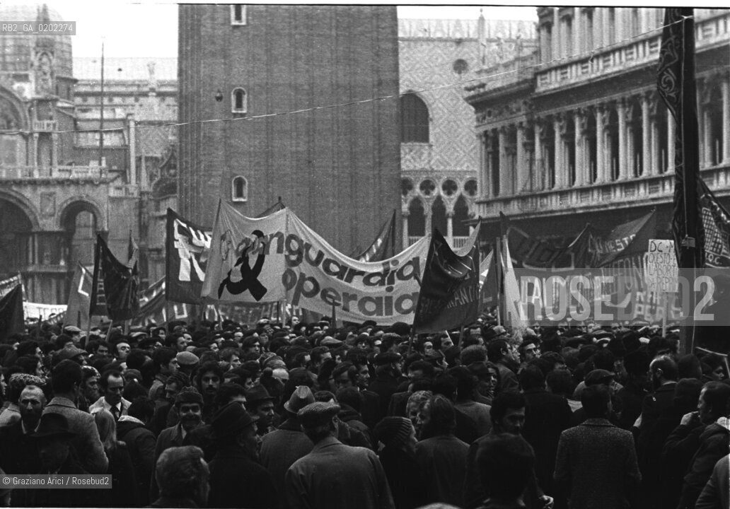 VENEZIA, 1975, MANIFESTAZIONE AVANGUARDIA OPERAIA IN PIAZZA SAN MARCO ©Graziano Arici/Rosebud2