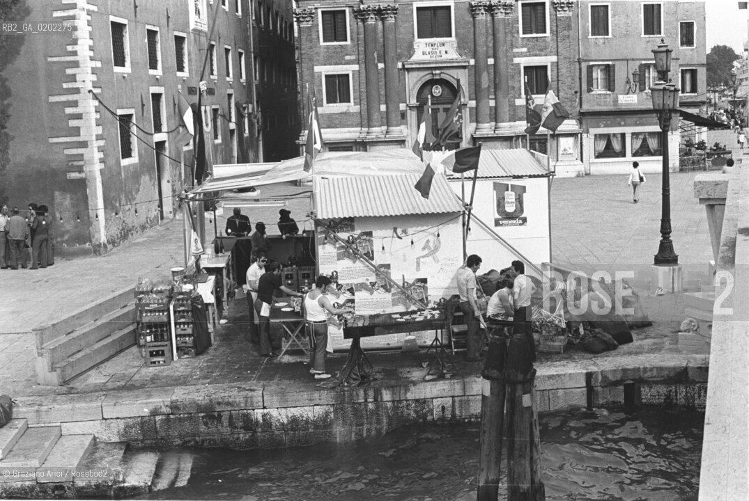 VENEZIA 1973 CHIOSCO CUCINA AL FESTIVAL NAZIONALE DELLUNITA © ARCHIVIO Graziano Arici/Rosebud2  POLITICA PCI CUCINA CUOCHI BANCHETTO SALSICCE POLENTA