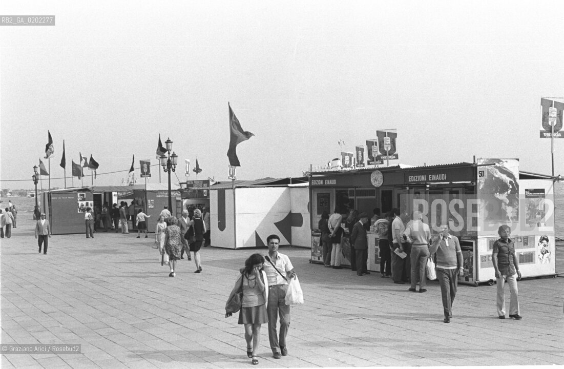 VENEZIA 1973 FESTIVAL NAZIONALE DELLUNITA © ARCHIVIO Graziano Arici/Rosebud2  POLITICA PCI FONDAMENTA BARACCHINI STAND INFORMAZIONI LIBRI EDIZIONI EINAUDI