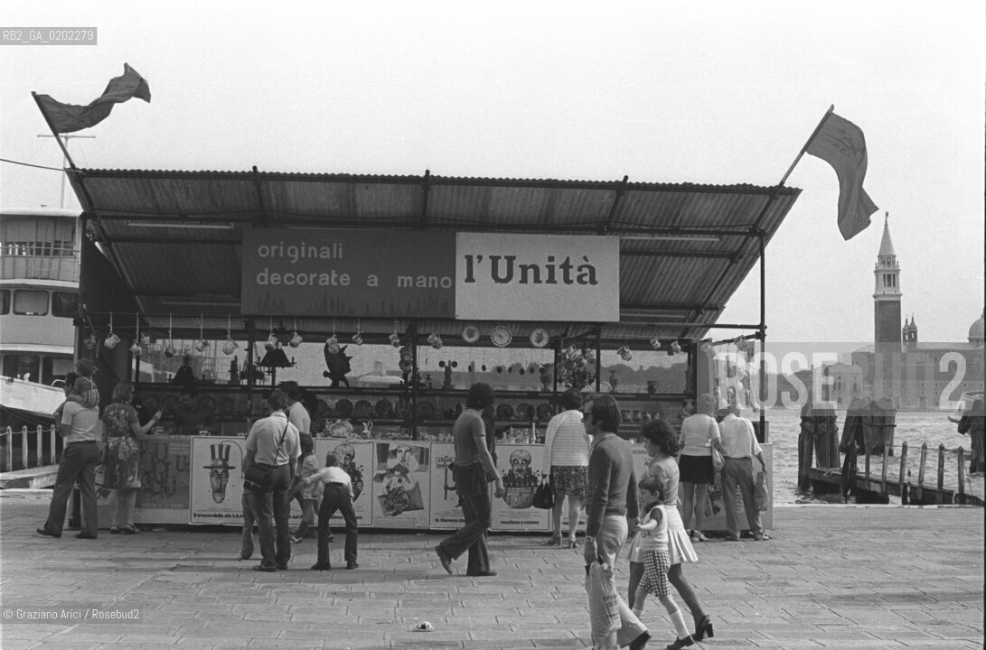 VENEZIA 1973 FESTIVAL NAZIONALE DELLUNITA © ARCHIVIO Graziano Arici/Rosebud2  POLITICA PCI FONDAMENTA BARACCHINO STAND DELLUNITA PERSONE