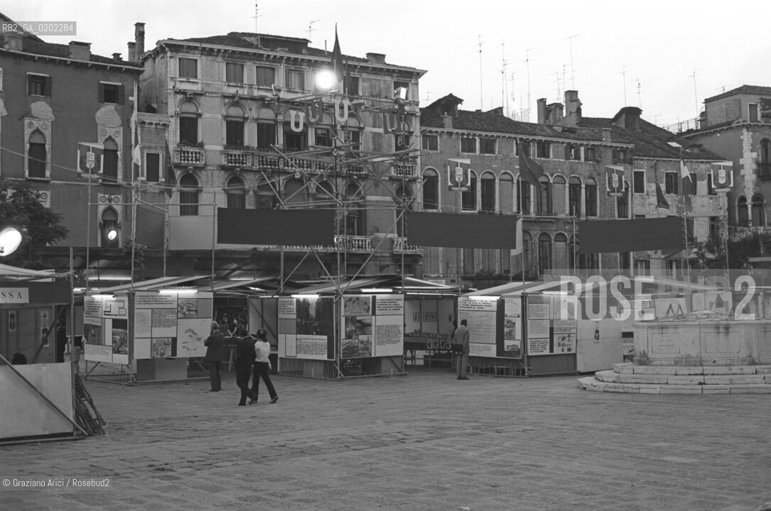 VENEZIA 1973 FESTIVAL NAZIONALE DELLUNITA © ARCHIVIO Graziano Arici/Rosebud2  POLITICA PCI  STAND DELLUNITA CAMPO SAN POLO