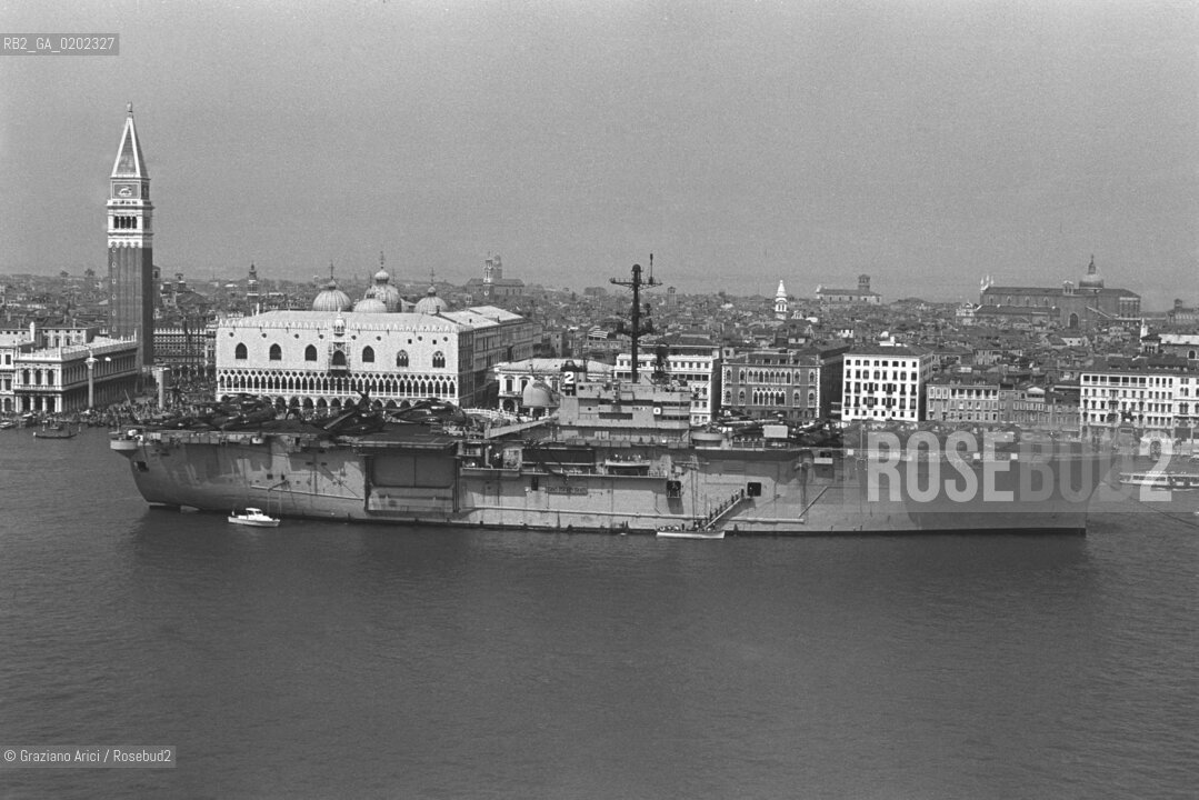 VENEZIA 1974 PORTAEREI AMERICANA NEL BACINO DI SAN MARCO © ARCHIVIO Graziano Arici/Rosebud2  NAVE AEREI GUERRA USA