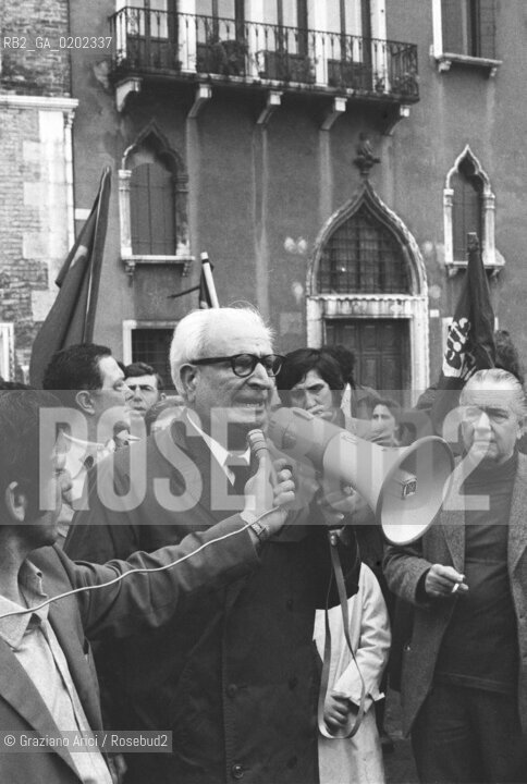 VENEZIA 1974 EX SINDACO VENEZIA GIOBATTA GIANQUINTO CHE PARLA ALLA MANIFESTAZIONE FGCI © ARCHIVIO Graziano Arici/Rosebud2  MANFIESTAZIONE PROTESTA PCI TRENTIN