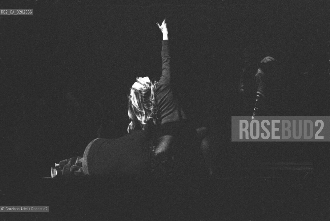 MILANO 1975 OPERA AL GRAN SOLE CARICO DAMORE DI LUIGI NONO PROVE SCENICHE © ARCHIVIO Graziano Arici/Rosebud2  MUSICA CLASSICA LIRICA OPERA AL GRAN SOLE CARICO DAMORE DI LUIGI NONO PROVE PALCO ATTRICE IN SCENA