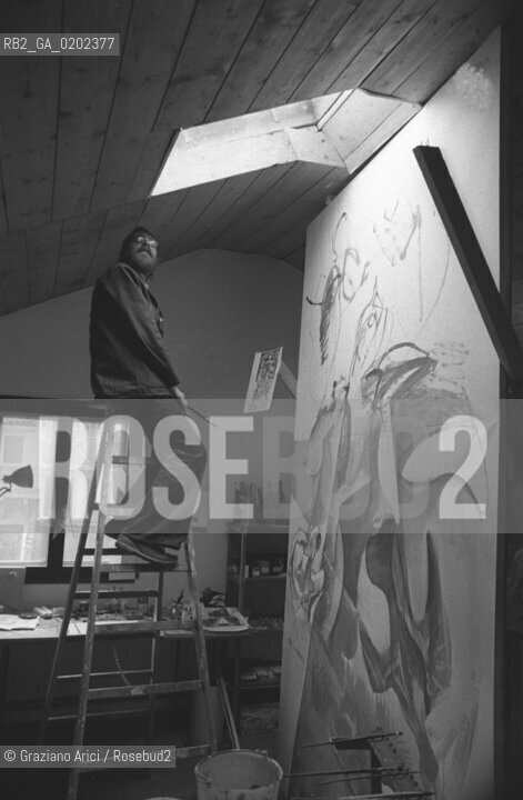 VENEZIA 1975 VITTORIO BASAGLIA SU UNA SCALA NEL SUO STUDIO © ARCHIVIO Graziano Arici/Rosebud2  PITTORE SCULTORE VITTORIO BASAGLIA STUDIO OPERE