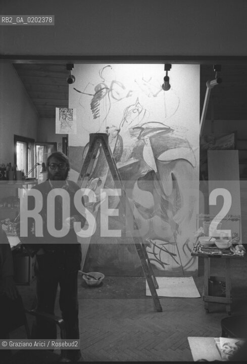 VENEZIA 1975 VITTORIO BASAGLIA NEL SUO STUDIO © RCHIVIO Graziano Arici/Rosebud2 PITTORE SCULTORE VITTORIO  BASAGLIA STUDIO OPERA