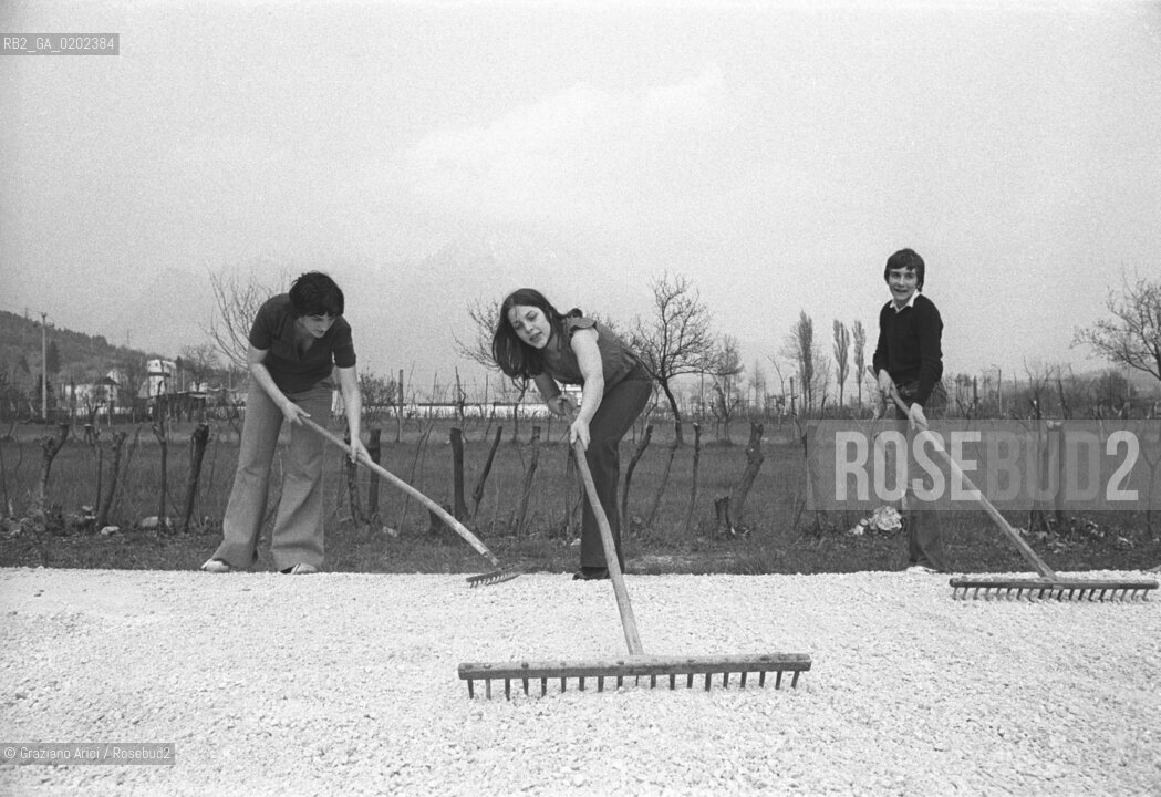 BELLUNO 1975 RAGAZZI CHE RASTRELLANO STRADINA © ARCHIVIO Graziano Arici/Rosebud2  CONVEGNO VILLA FULCIS BELLUNO