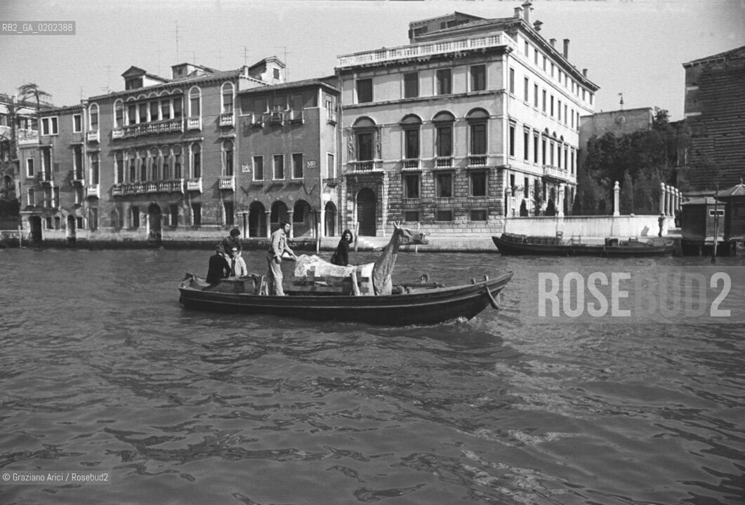 VENEZIA 1975 TRASPORTO IN BACA DEL MARCOCAVALLO © ARCHIVIO Graziano Arici/Rosebud2  MARCOCAVALLO SCULTURA VITTORIO BASAGLIA E PAZIENTI OSPEDEALE PSICHIATRICO TRIESTE CANAL GRANDE BARCA TRASPORTO