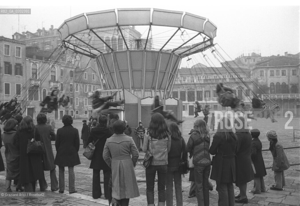 VENEZIA 1975 BAMBINI ALLE GIOSTRE © ARCHIVIO Graziano Arici/Rosebud2  CAMPO SAN POLO BAMBINI GIOSTRE MS