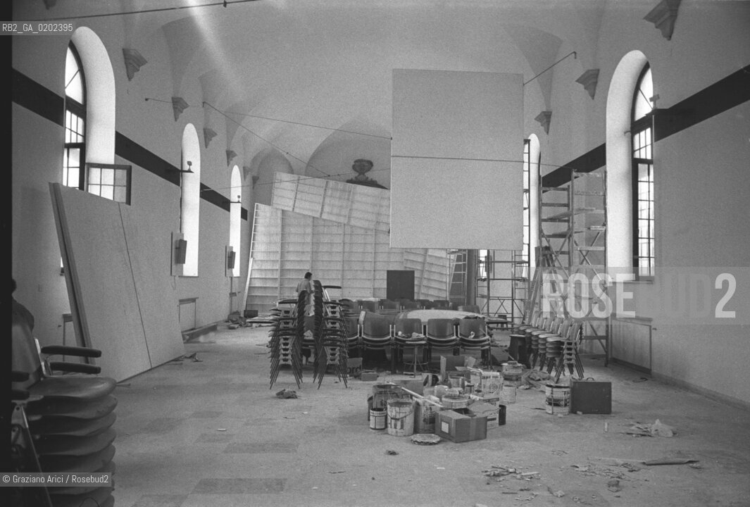 VENEZIA 1975 TRENTESIMO CONVEGNO LIBERAZIONE ARCHITETTURA IUAV INAUGURAZIONE AULA VUOTA © ARCHIVIO Graziano Arici/Rosebud2  AULA UNIVERSITA IUAV ARCHITETTURA  TELE PITTURA LAVORI RESTAURO