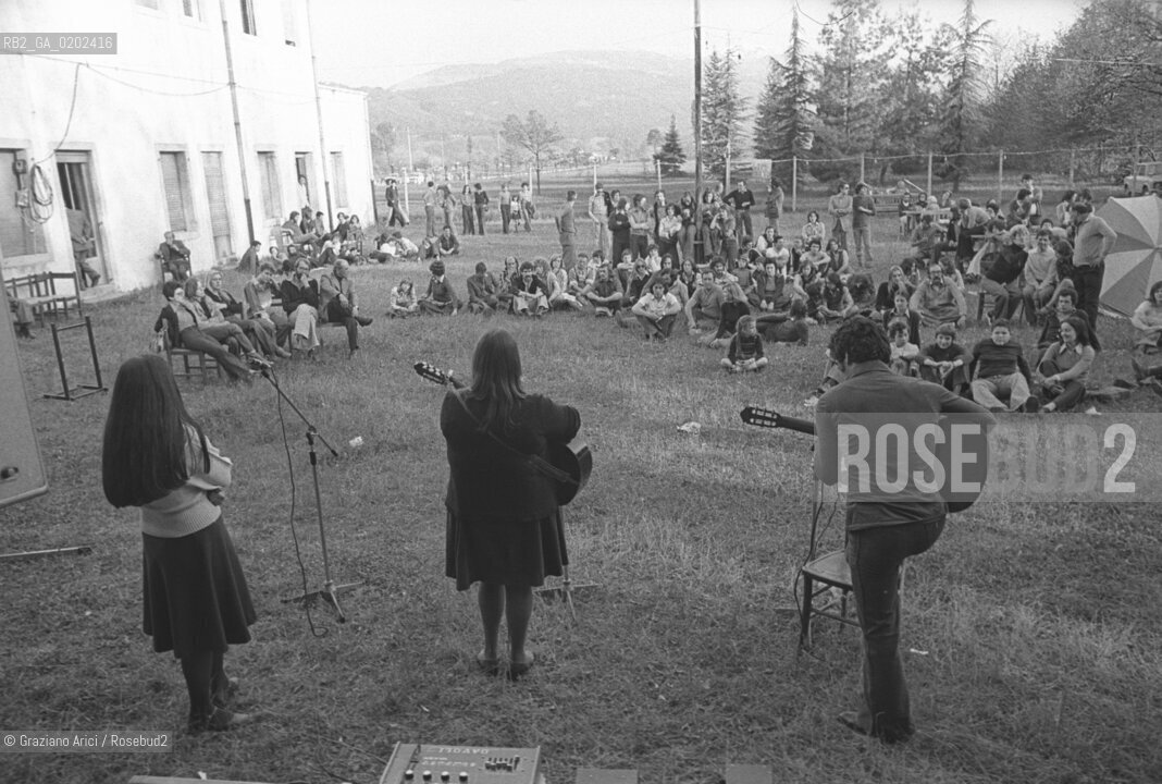 BELLUNO 1975 CANZONIERE POPOLARE VENETO CHE SUONA A VILLA FULCIS BELLUNO © ARCHIVIO Graziano Arici/Rosebud2  MUSICA POPOLARE CANZONIERE POPOLARE VENETO EMANUELA MAGRO ALBERTO DAMICO LUISA RONCHINI PAZIENTI OSPEDALE PSICHIATRICO TRIESTE CONVEGNO PSICHIATRIA VILLA FULCIS BELLUNO