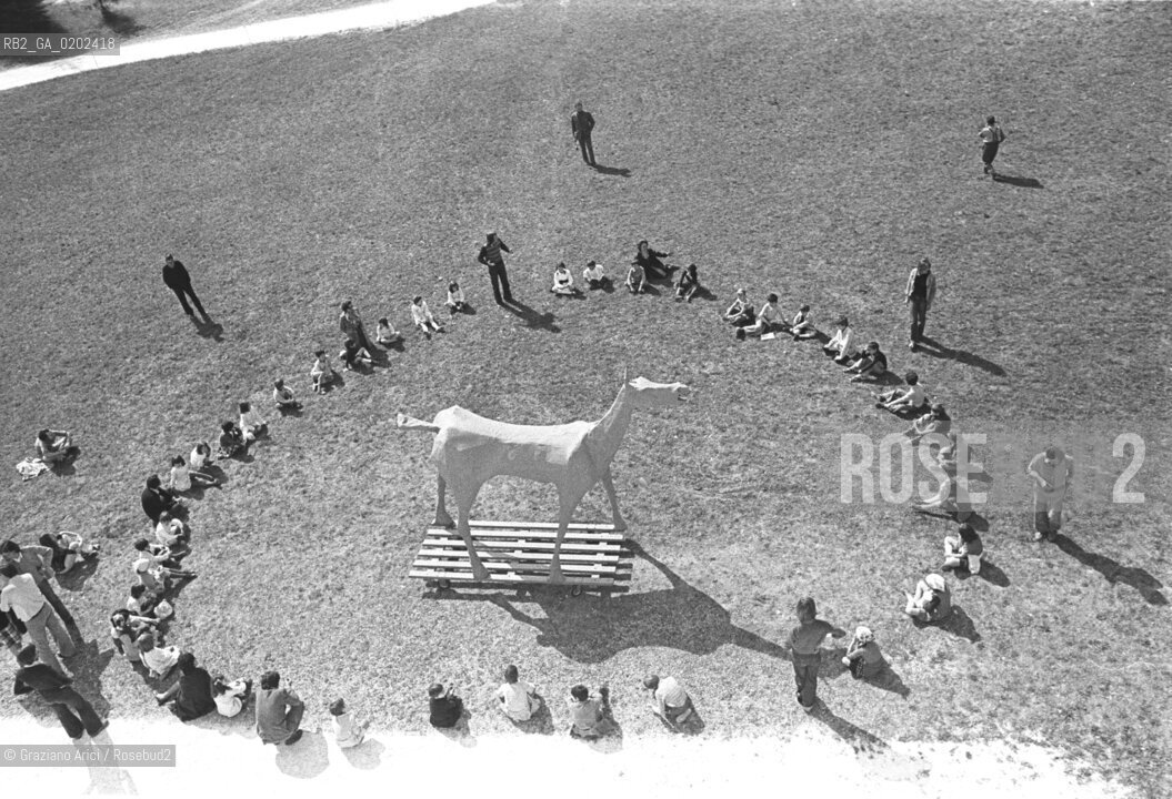 BELLUNO 1975 GIROTONDO A VILLA FULCIS ATTORNO SCULTURA MARCOCAVALLO DI VITTORIO BASAGLIA E PAZIENTI OSPEDALE PSICHIATRICO TRIESTE © ARCHIVIO Graziano Arici/Rosebud2  SCULTURA MARCOCAVALLO VITTORIO BASAGLIA GIROTONDO PAZIENTI OSPEDALE PSICHIATRICO TRIESTE VILLA FULCIS CONVEGNO