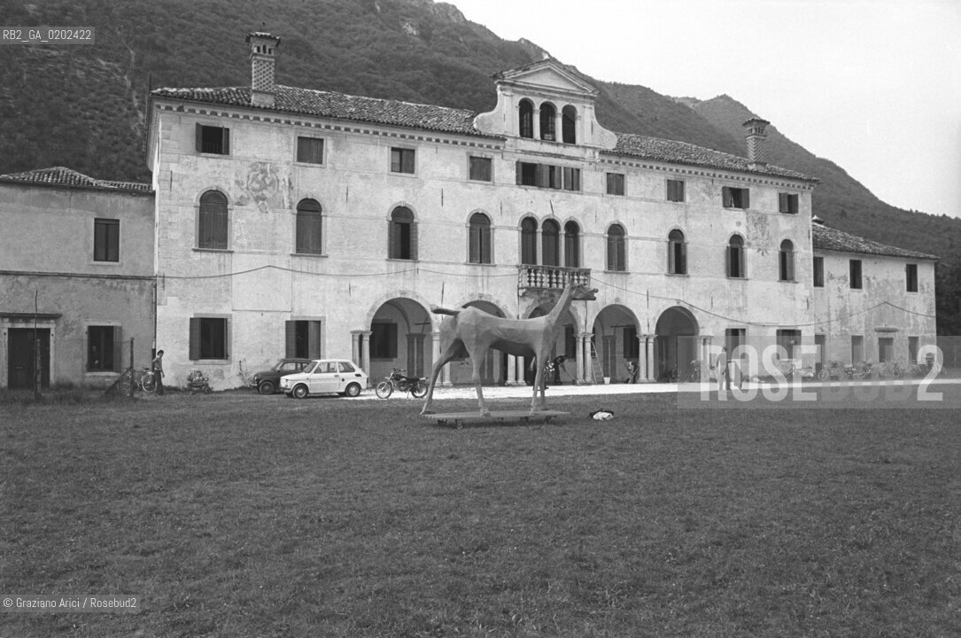 BELLUNO 1975 VILLA FULCIS SCULTURA DI VITTORIO BASAGLIA E PAZIENTI OSPEDALE PSICHIATRICO TRIESTE MARCOCAVALLO © ARCHIVIO Graziano Arici/Rosebud2  MARCOCAVALLO SCULTURA VILLA FULCIS BELLUNO CONVEGNO