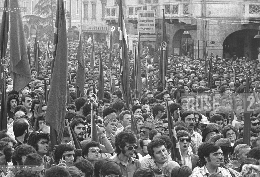MESTRE 1975 BERLINGUER IN PIAZZA FERRETTO A MESTRE MANIFESTAZIONE PARTITO PCI PIAZZA FERRETTO FOLLA GENTE BANDIERE PCI