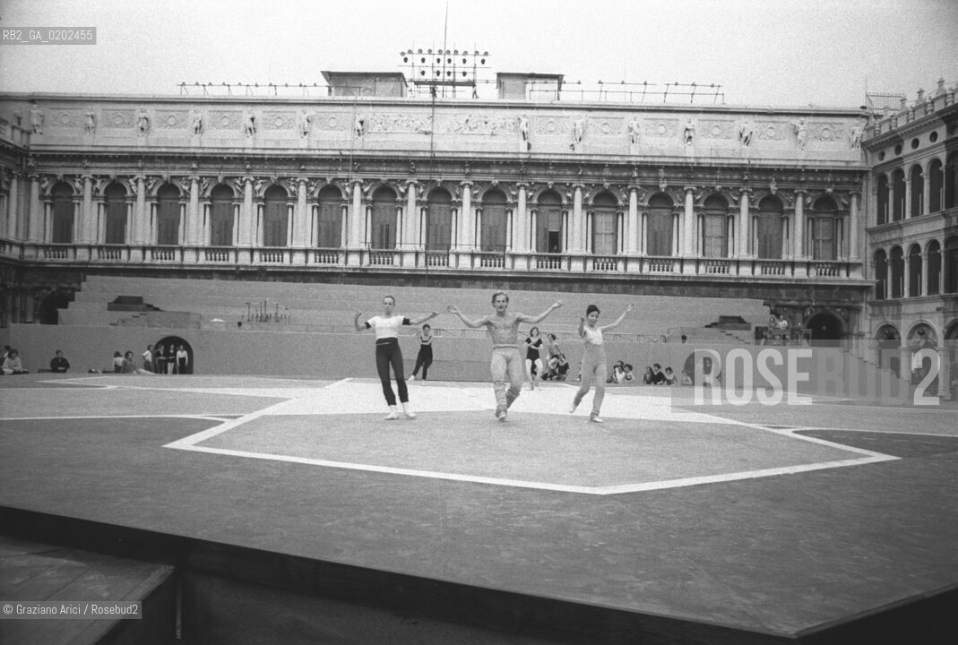VENEZIA 1975 PROVE BALLETTO ROMEO E GIULIETTA DI MAURICE BEJART AL TEATRO VERDE © ARCHIVIO Graziano Arici/Rosebud2  BALLO BALLETTO INCONTRI INTERNAZIONALI DANZA COREOGRAFO MAURICE BEJART PROVE TEATRO VERDE SAN GIORGIO