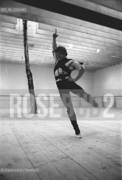 VENEZIA 1975 PROVE ACCADEMIA DI DANZA MIKHAIL BARYSHNIKOV INCONTRO A QUATTRO © ARCHIVIO Graziano Arici/Rosebud2  BALLERINO MIKHAIL BARYSHNIKOV COREOGRAFO MAURICE BEJART PROVE BALLETTO ACCADEMIA DANZA INCONTRO A QUATTRO BALLERINO