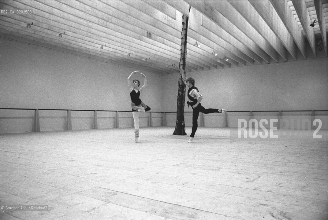 VENEZIA 1975 ACCADEMIA DI DANZA PROVE INCONTRO A QUATTRO MARTHA GRAHAM E MIKHAIL BARYSHNIKOV © ARCHIVIO Graziano Arici/Rosebud2  BALLERINO MIKHAIL BARYSHNIKOV BALLERINA DANZATRICE COREOGRAFA MARTHA  GRAHAM PROVE INCONTRO A QUATTRO ACCADEMIA DANZA