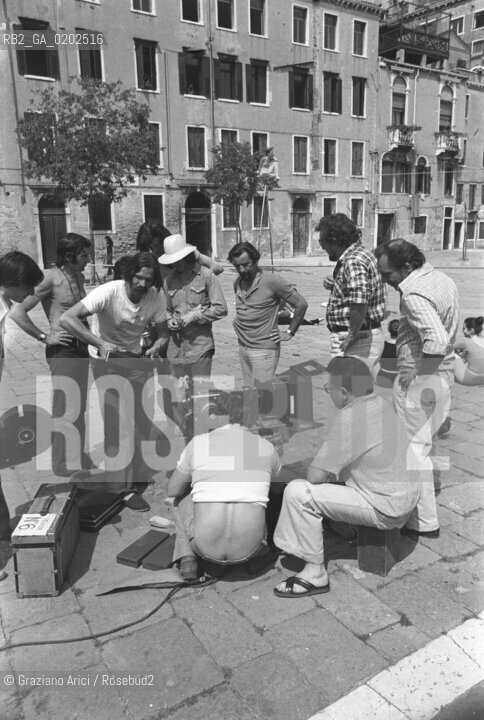 VENEZIA 1975 MAURICE BEJART E TROUPE DEL SUO FILM BARBABRA A VENEZIA © ARCHIVIO Graziano Arici/Rosebud2  COREOGRAFO MAURICE BEJART CINEMA FILM BARBARA VENEZIA TROUPE TELECAMERE RIPRESE
