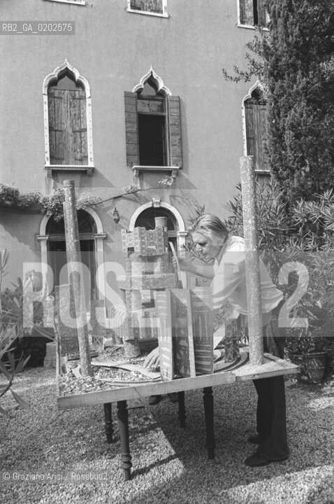 VENEZIA 1975 BIENNALE ARCHITETTURA ALLESTIMENTO OPERE NEL GIARDINO DEI MAGAZZINI DEL SALE  © ARCHIVIO Graziano Arici/Rosebud2  MAGAZZINI DEL SALE ZATTERE BIENNALE ARCHITETTURA ARTI VISIVE ARTE OPERE INSTALLAZIONI LE MACCHINE CELIBI