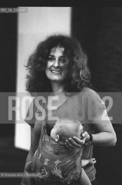 VENEZIA 1975 BIENNALE ARCHITETTURA MOGLIE E FIGLIO HARALD SZEEMANN MOSTRA PROPOSTE PER IL MULINO STUCKY NEI MAGAZZINI DEL SALE  © ARCHIVIO Graziano Arici/Rosebud2  MOGLIE CRITICO CURATORE MOSTRA HARALD SSZEEMANN E FIGLIO MAGAZZINI DEL SALE ZATTERE BIENNALE ARCHITETTURA MOSTRA PROPOSTE PER IL MULINO STUCKY