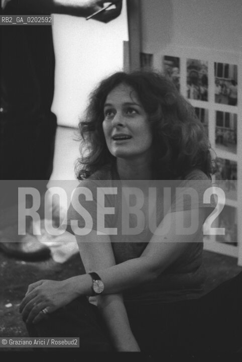 VENEZIA 1975 BIENNALE ARCHITETTURA MOSTRA PROPOSTE PER IL MULINO STUCKY NEI MAGAZZINI DEL SALE  MOGLIE DEL CURATORE DELLA MOSTRA HARALD SZEEMANN © ARCHIVIO Graziano Arici/Rosebud2  MOGLIE CURATORE MOSTRA CRITICO HARALD SZEEMANN MAGAZZINI DEL SALE ZATTERE BIENNALE ARCHITETTURA MOSTRA PROPOSTE PER IL MULINO STUCKY