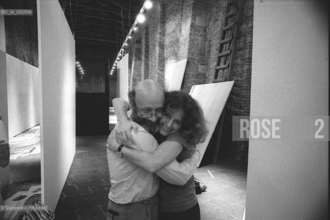 VENEZIA 1975 BIENNALE ARCHITETTURA MOSTRA PROPOSTE PER IL MULINO STUCKY NEI MAGAZZINI DEL SALE  MOGLIE DEL CURATORE DELLA MOSTRA HARALD SZEEMANN E ARCHITETTO VITTORIO GREGOTTI © ARCHIVIO Graziano Arici/Rosebud2  MOGLIE CURATORE MOSTRA CRITICO HARALD SZEEMANN ARCHITETTO VITTORIO GREGOTTI MAGAZZINI DEL SALE ZATTERE BIENNALE ARCHITETTURA MOSTRA PROPOSTE PER IL MULINO STUCKY