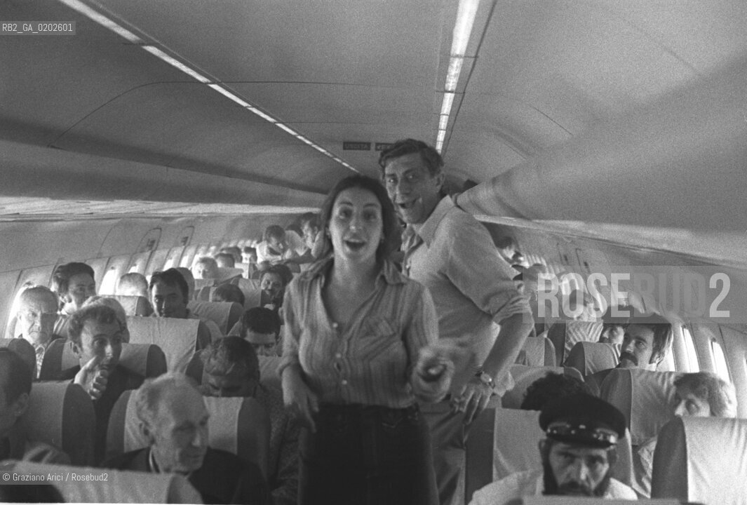 TRIESTE 1975 GITA IN AEREO CON FRANCO BASAGLIA E PAZIENTI DELL’ OSPEDALE PSICHIATRICO DI TRIESTE © ARCHIVIO Graziano Arici/Rosebud2  PSICHIATRA FRANCO BASAGLIA PAZIENTI OSPEDALE PSICHIATRICO TRIESTE GITA AEREO AEREOPORTO