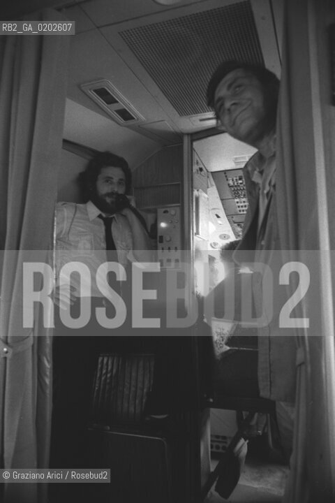 TRIESTE 1975 FRANCO BASAGLIA IN CABINA PILOTAGGIO AEREO IN GITA COI PAZIENTI DELL’ OSPEDALE PSICHIATRICO DI TRIESTE © ARCHIVIO Graziano Arici/Rosebud2  PSICHIATRA FRANCO BASAGLIA PAZIENTI OSPEDALE PSICHIATRICO TRIESTE GITA AEREO AEREOPORTO