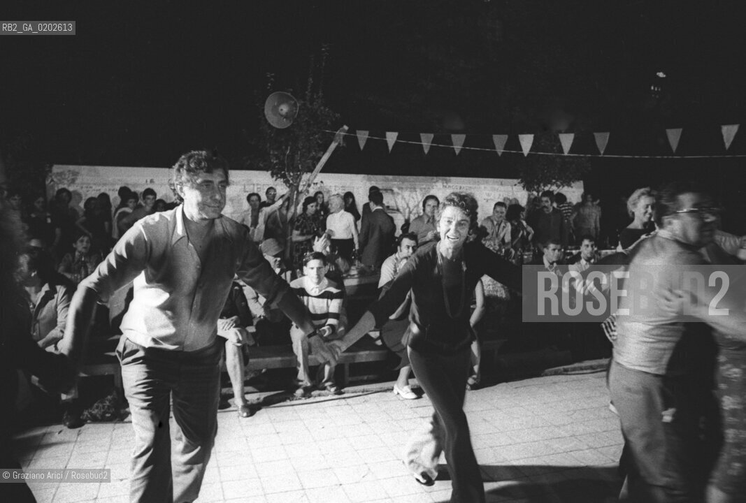 TRIESTE 1975 FRANCO BASAGLIA E PAZIENTI DELL’ OSPEDALE PSICHIATRICO DI TRIESTE CHE BALLANO DOPO L USCITA AEREA © ARCHIVIO Graziano Arici/Rosebud2  PSICHIATRA FRANCO BASAGLIA PAZIENTI OSPEDALE PSICHIATRICO TRIESTE GITA AEREO BALLO MUSICA FESTA