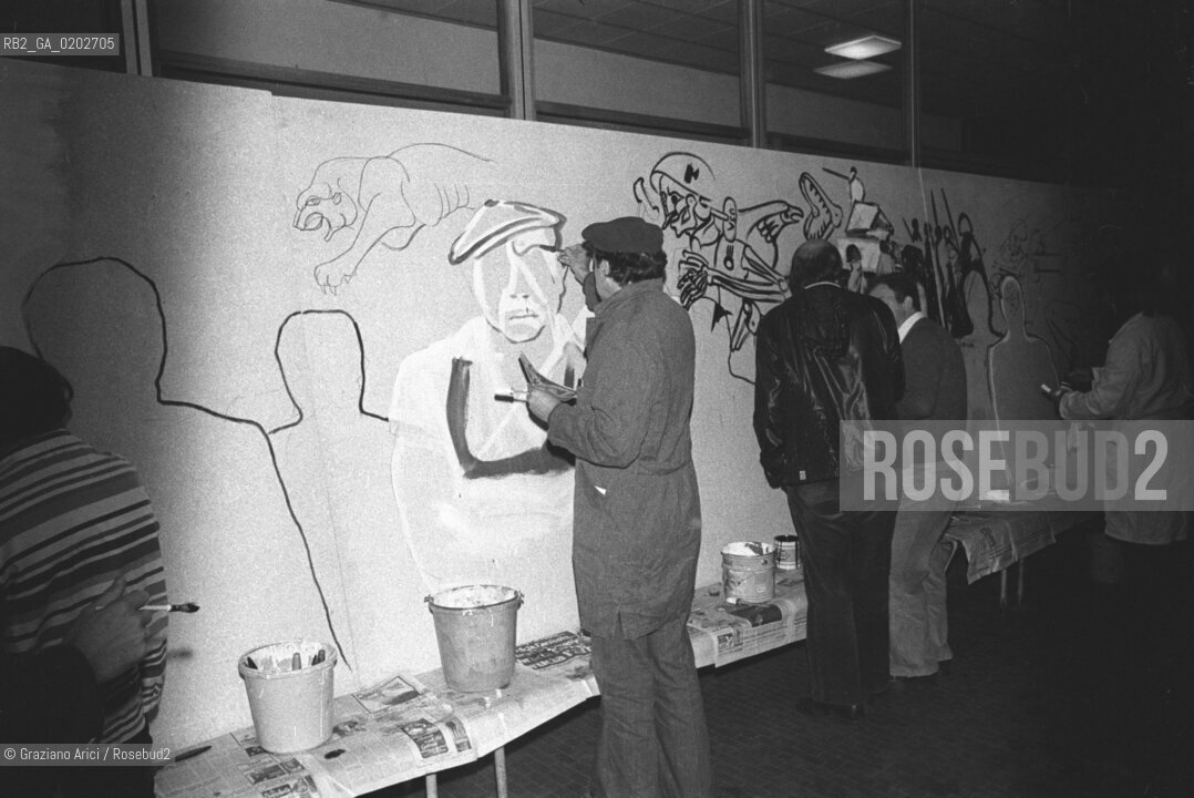 VENEZIA 1975 LA BIENNALE UN LABPRATORIO INTERNAZIONALE BRIGADA INTERNAZIONALE ANTIFASCISTA CHE PREPARAN MANIFESTI © ARCHIVIO Graziano Arici/Rosebud2  PORTO VENEZIA BIENNALE ARTE BRIGADA ANTIFASCISTA POLITICA MANIFESTI OPERE