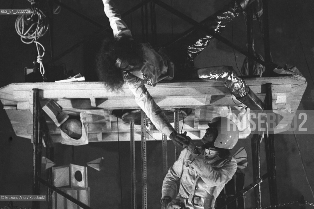 VENEZIA 1975 LA BIENNALE UN LABORATORIO INTERNAZIONALE TEATRO SPETTACOLO DEL LIVING THEATRE © ARCHIVIO Graziano Arici/Rosebud2  REGISTI ATTORI JULIAN BECK JUDITH MALINA SPETTACOLO LA TORRE DEL DENARO LIVING THEATRE EX CHIESA SAN LORENZO VENEZIA