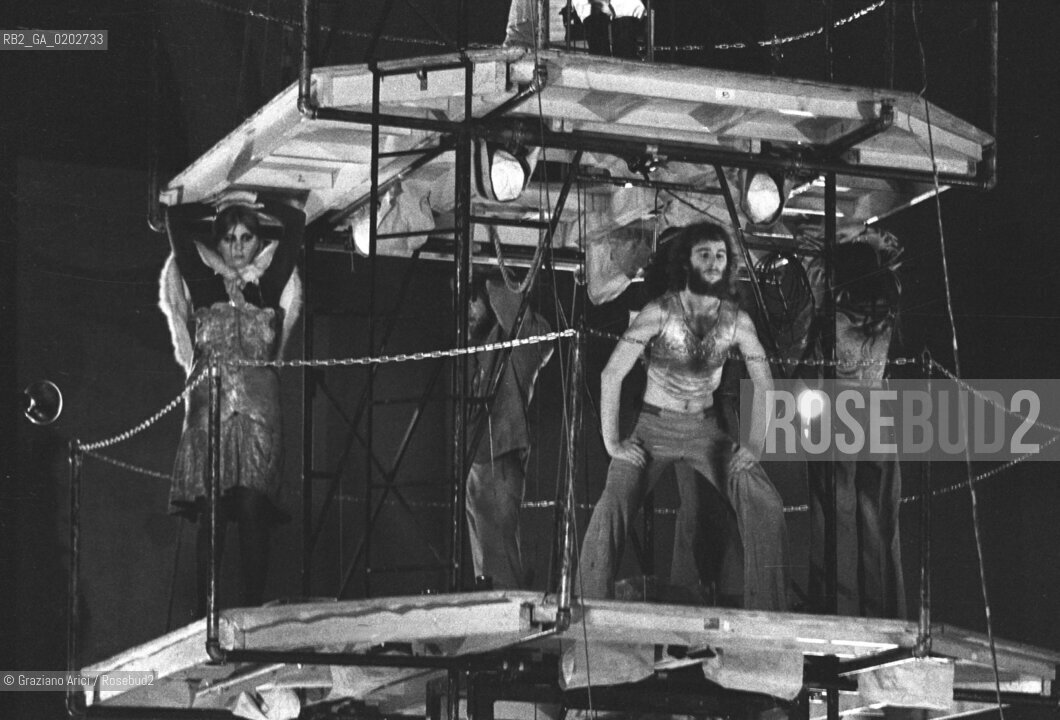 VENEZIA 1975 LA BIENNALE UN LABORATORIO INTERNAZIONALE TEATRO SPETTACOLO DEL LIVING THEATRE © ARCHIVIO Graziano Arici/Rosebud2  REGISTI ATTORI JULIAN BECK JUDITH MALINA SPETTACOLO LA TORRE DEL DENARO LIVING THEATRE EX CHIESA SAN LORENZO VENEZIA