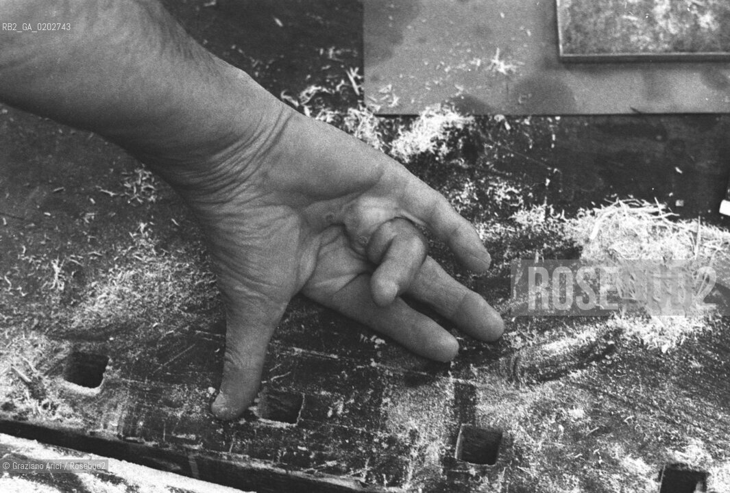 VENEZIA 1975 PARTICOLARE DELLA MANO DI STRIGHETA © ARCHIVIO Graziano Arici/Rosebud2  GONDOLIERE ALBINO DEI ROSSI STRIGHETA PARTICOLARE MANO