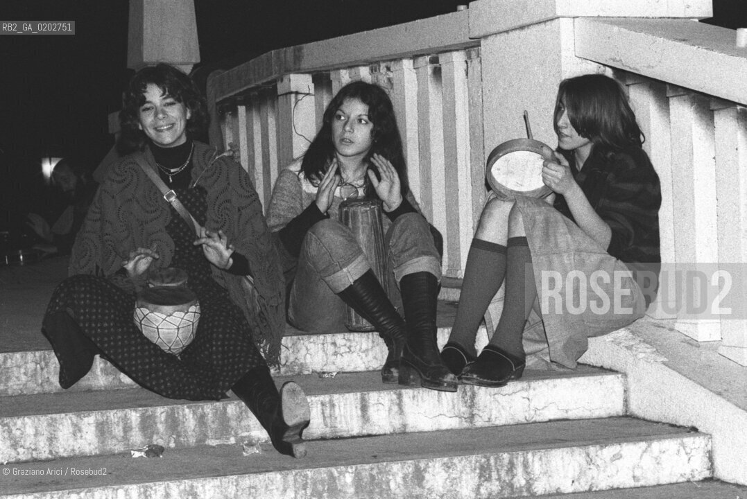 VENEZIA 1975 SPETTACOLO BARABALO IL BREVIARIO DEI SALTIMBANCHI A VENEZIA DEI RAGAZZI DEL CENTRO RICERCA PER TEATRO DELLA SCUOLA GOZZI © ARCHIVIO Graziano Arici/Rosebud2  BIENNALE TEATRO SPETTACOLI SCUOLA GOZZI CASTELLO RICERCA TEATRO