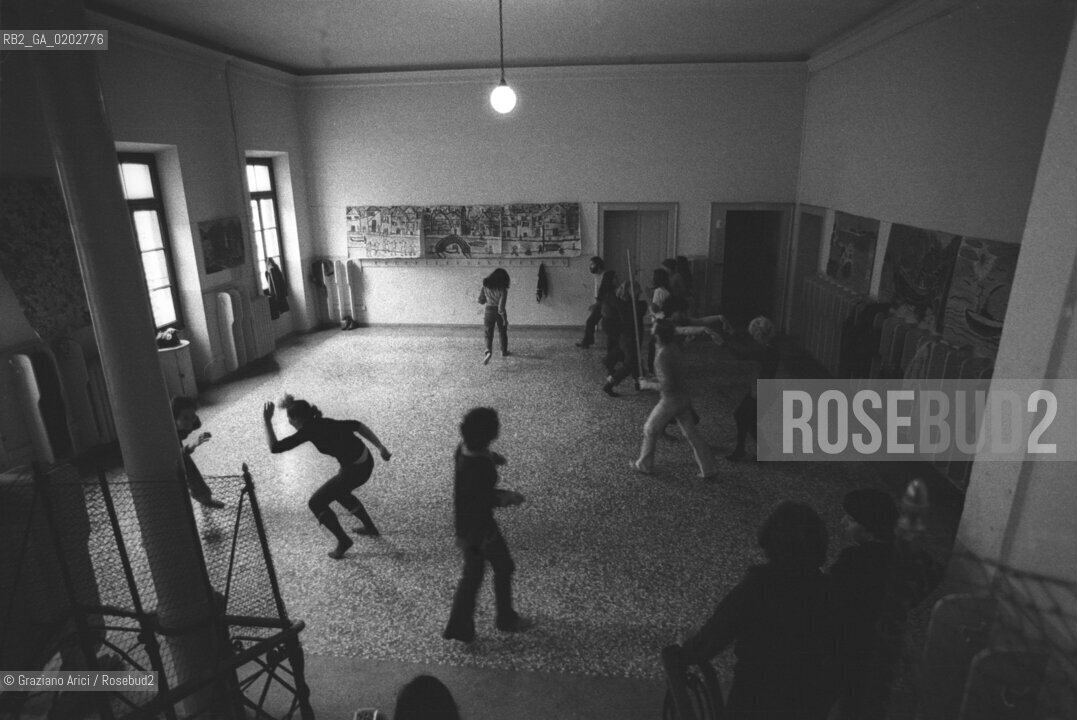 VENEZIA 1975 PROVE SPETTACOLO ALLA SCUOLA GOZZI DEI RAGAZZI DEL CENTRO RICERCA PER TEATRO © ARCHIVIO Graziano Arici/Rosebud2  BIENNALE TEATRO SPETTACOLI SCUOLA GOZZI CASTELLO RICERCA TEATRO