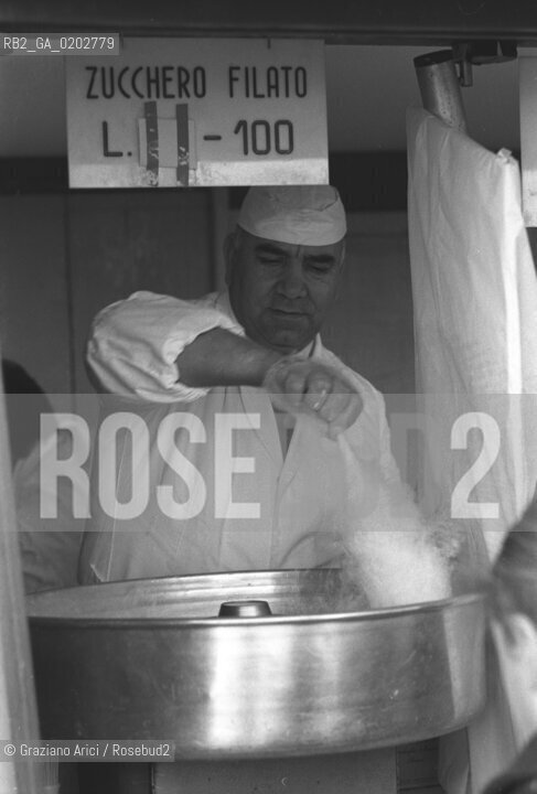 VENEZIA 1975 CHIOSCHETTO DELLO ZUCCHERO FILATO A VENEZIA © ARCHIVIO Graziano Arici/Rosebud2  VENEZIA CHIOSCHETTO ZUCCHERO FILATO