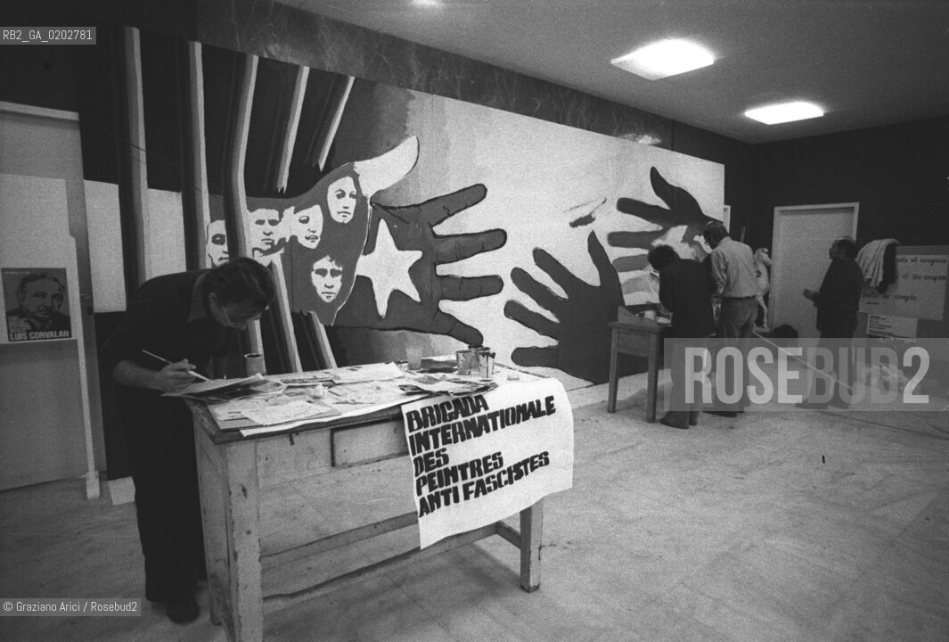 ATENE 1975 BRIGADA INTERNAZIONALE ANTIFASCISTA ARTISTI CHE ALLESTISCONO OPERE E MANIFESTI  © ARCHIVIO Graziano Arici/Rosebud2  ARTE BRIGADA ANTIFASCISTA POLITICA ARTISTI MANIFESTI OPERE ATENE GRECIA