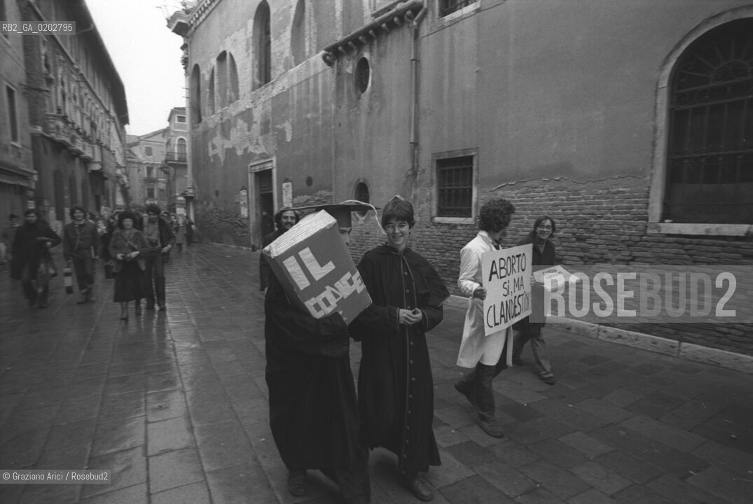VENEZIA 1975 DIMOSTRAZIONE PUBBLICA DELLE DONNE IN FAVORE DELLABORTO LIBERO E GRATUITO © ARCHIVIO Graziano Arici/Rosebud2  DONNE MANIFESTAZIONE POLITICA LIBERALIZZAZIONE ABORTO ANTICONCENZIONALI VENEZIA