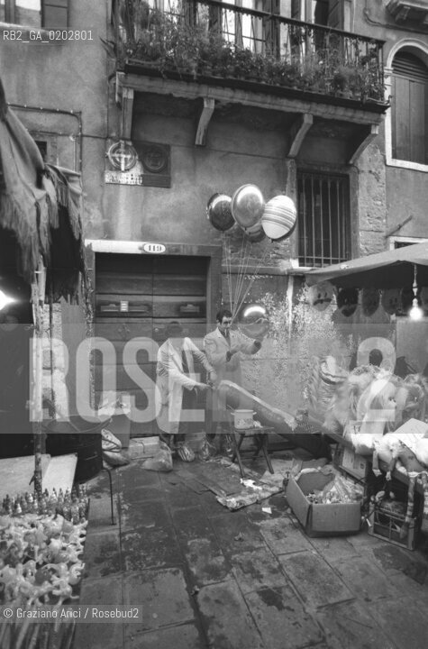 VENEZIA 1975 FESTA DELLA MADONNA DELLA SALUTE UOMINI CHE GONFIANO PALLONCINI © ARCHIVIO Graziano Arici/Rosebud2  FESTA MADONNA DELLA SALUTE PALLONCINI VENEZIA