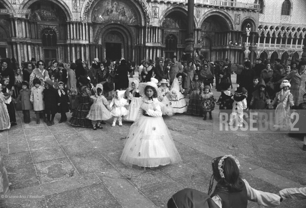 VENEZIA 1976 CARNEVALE DI VENEZIA A SAN MARCO © ARCHIVIO Graziano Arici/Rosebud2  CARNEVALE PIAZZA SAN MARCO BAMBINI IN MASCHERA VENEZIA