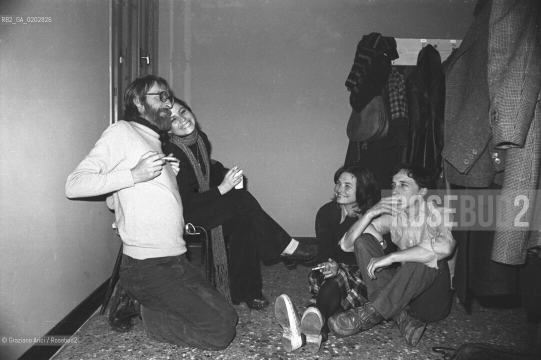 VENEZIA 1976 VITTORIO BASAGLIA E AMICI AL CAPODANNO IRANIANO © ARCHIVIO Graziano Arici/Rosebud2  CAPODANNO IRANIANO SCULTORE VITTORIO BASAGLIA FESTA AMICI