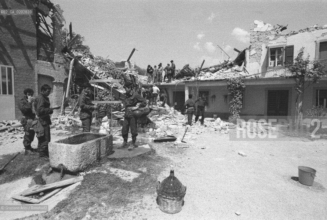 GEMONA 1976 CASA DISTRUTTA DOPO IL TERREMOTO NEL FRIULI © ARCHIVIO Graziano Arici/Rosebud2  TERREMOTO FRIULI VENEZIA GIULIA CATASTROFI AMBIENTALI CASE DISTRUTTE ROVINE MACERIE SCAVI