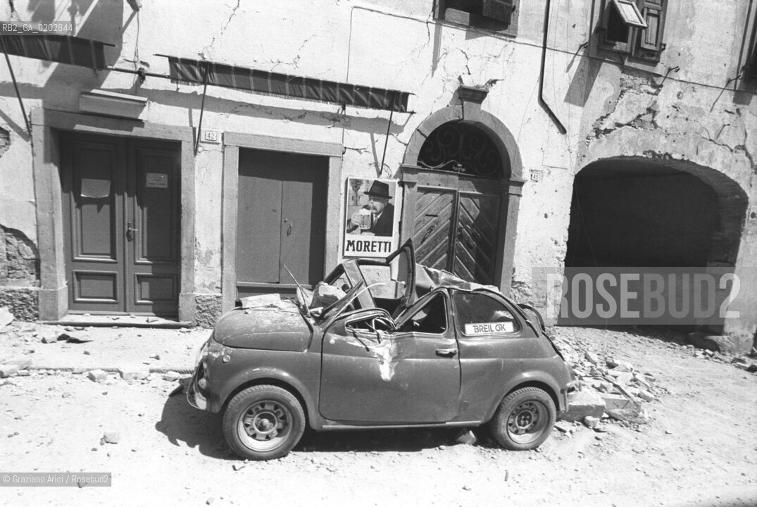GEMONA 1976 CASA DISTRUTTA DOPO IL TERREMOTO NEL FRIULI © ARCHIVIO Graziano Arici/Rosebud2  TERREMOTO FRIULI VENEZIA GIULIA CATASTROFI AMBIENTALI CASE DISTRUTTE ROVINE MACERIE